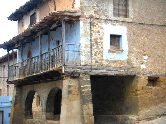 Belle maison avec porche  arcades.