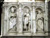 Statues à droite du portail de la collégiale Santa Maria.