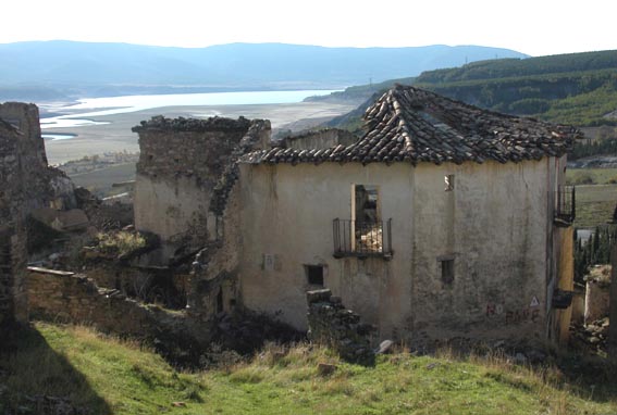 Les ruines du village, et l'embalse de Yesa au fond.