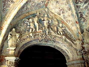 Portail à la décoration baroque, situé à l'angle Nord-Est du cloître.
