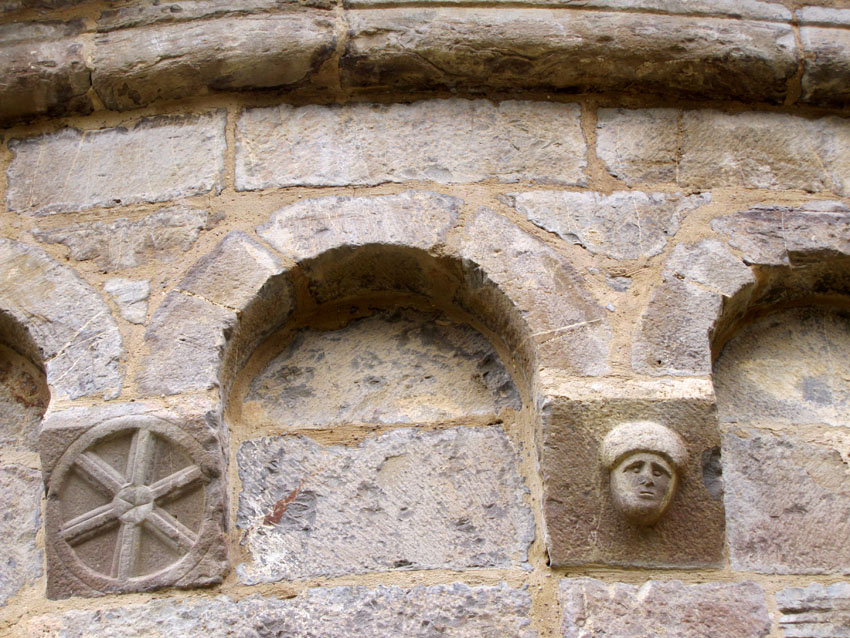 Une tête sculptée évoque l'évêque Sancho de Larrosa