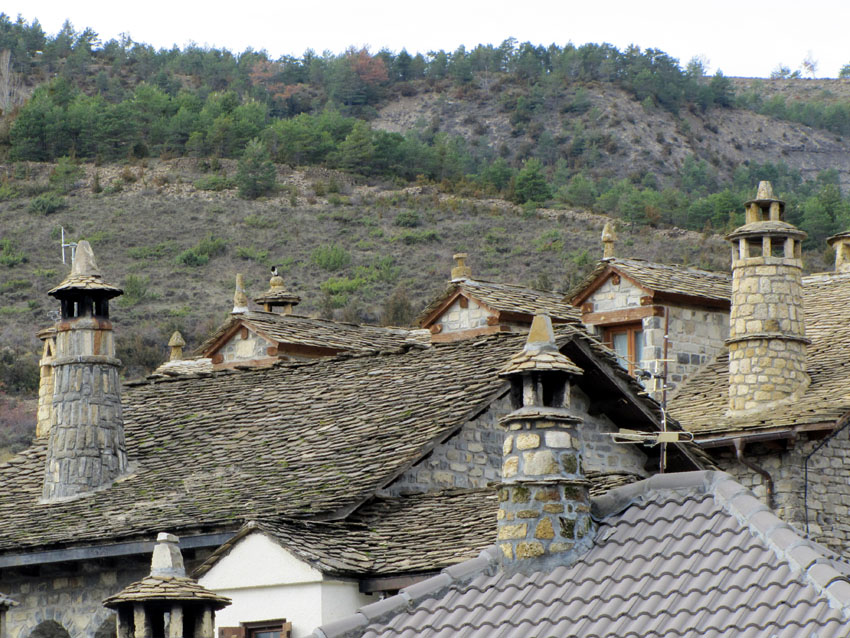 Les maisons en pierres sont surmontées de nombreuses cheminées.