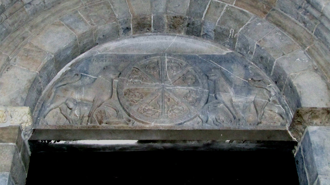 Le tympan de la cathédrale de Jaca est décoré d'un chrisme entouré de deux lions.