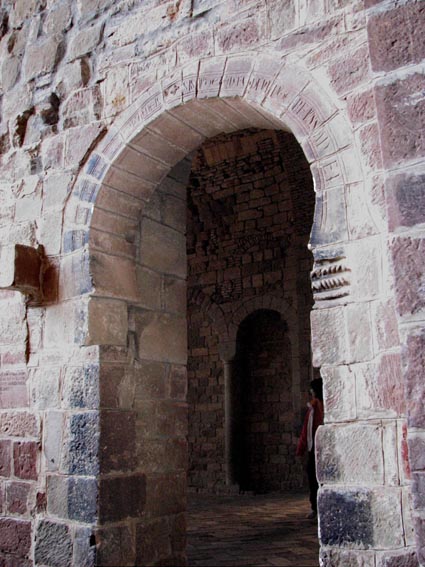 On pénètre dans le cloître par une porte mozarabe dont l'arc porte une inscription en latin.