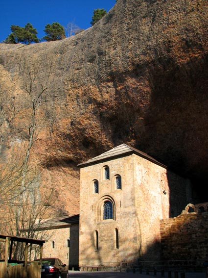 Il est situ dans un abri sous roche, au pied d'une falaise surplombante de la sierra de la Pea.