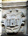 Blason sur la faade de la mairie.