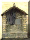Petit monument adoss  une maison de Yebra de Basa.