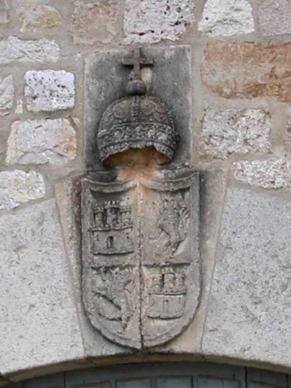 Lcusson des royaumes de Castille et de Len, couronn par une mitre.