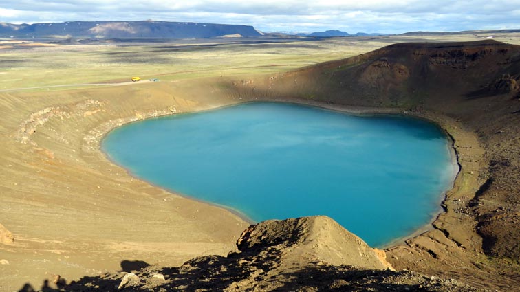 e centre du cratère Víti est occupé par un merveilleux lac dont les eaux sont colorées en bleu turquoise