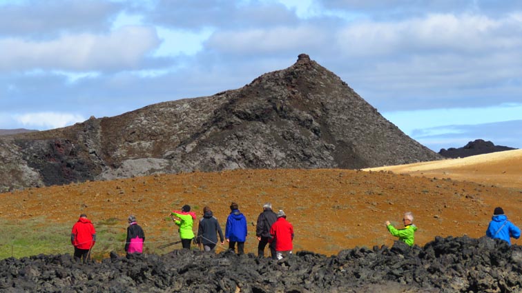 Nous poursuivons jusqu'au pied du petit cratère d’Hofur dans une zone où une grand quantité de lave s’est échappée lors des dernières éruptions.