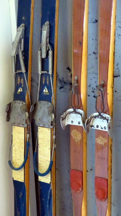 Vieux skis exposés dans notre gite