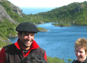 Xavier et Claire devant l'Ellasvatnet avec au fond le Vestfjorden