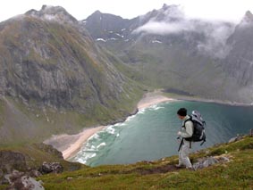 Christiane descend vers la plage de Kalvika.