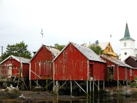 Vieux rorbuer et l'glise de Reine.