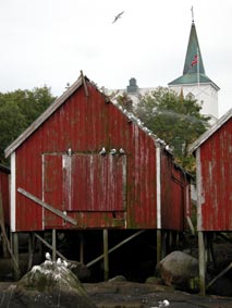 Rorbu et glise de Reine.