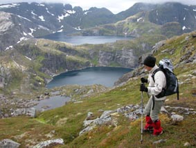 Christiane descend face au Temnesvatnet et au Krokvatnet. L'Hermannsdalstinden est dans les nuages en haut à droite de la photo.
