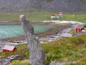 Pierre grave, fiche dans le sol, au-dessus de la plage de Breidvika.
