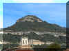 Le clocher de l'�glise Santa Coloma, domin� par cette forteresse naturelle...