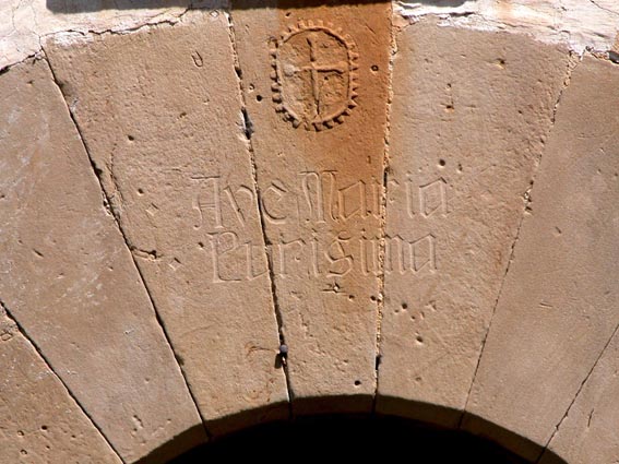 "Ave Maria Purisima" gravé sur une clé de voûte de Sant Pere Berti.