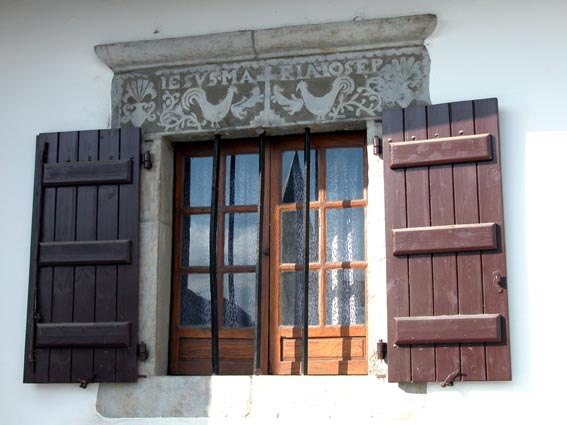 Linteau de fentre sur la place.