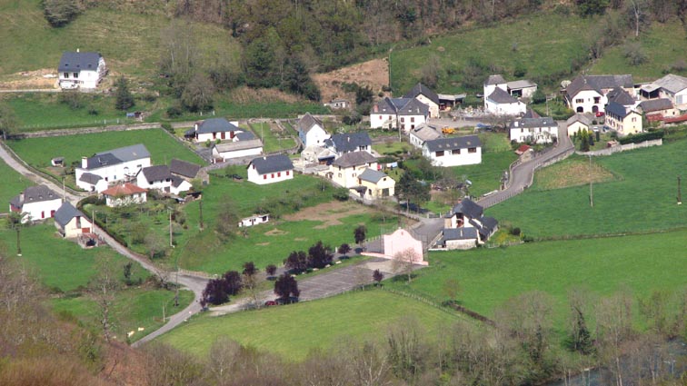 Vue plongeante depuis la crte d'Inchouriste.