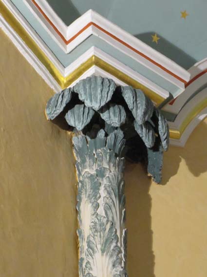 Le chapiteau d'une colonne du chœur constitué de feuilles de palmiers, dans le style feuilles d'acanthes.