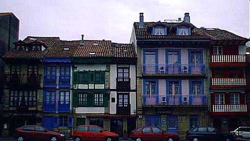 Faades de la place dans le vieux quartier.