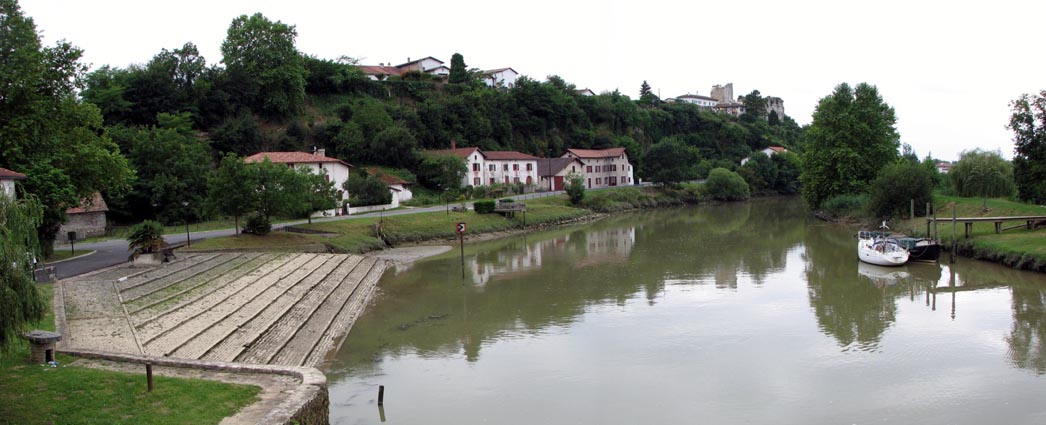 Le port et le chteau  l'arrire-plan.