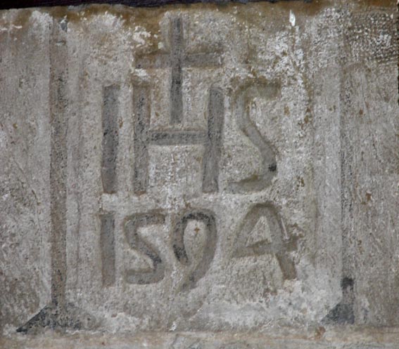 IHS daté de 1594, au-dessus de la porte d'entrée.