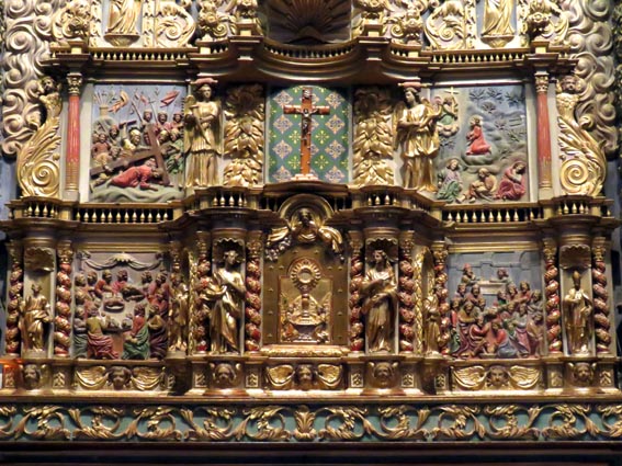 Retable baroque en bois polychrome d'Itxassou