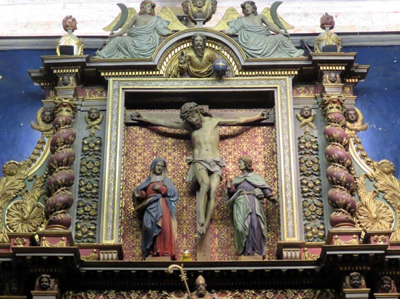 Crucifixion au sommet du retable de l'église d'Itxassou