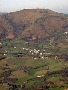 Le village d'Iroulguy au pied du Jara