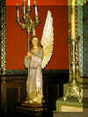 Un ange portant les lampions.