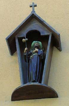 Saint Jacques sur la façade de l'auberge des pèlerins.