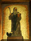 Saint Antoine avec un oiseau au bec applati  ses pieds.
