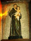 Saint Antoine tenant un enfant dans ses bras.