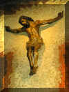 Christ situ au centre de l'autel latral.