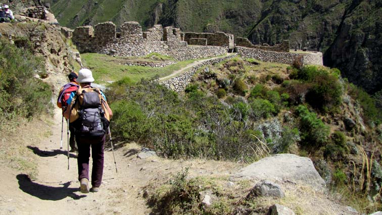 Le chemin traverse quelques ruines qui pouvaient être destinées à la protection de Llactapata
