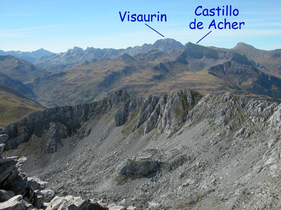 Le Visaurin et le Castillo de Acher vus du Pic de Laraille.