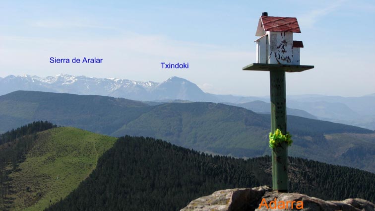 La boite-aux-lettres du sommet et le Txindoki.