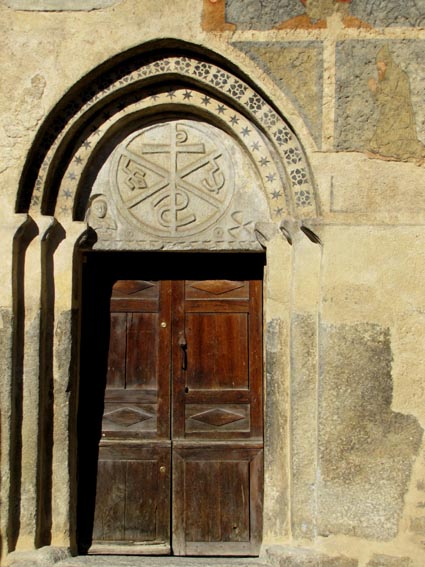 Le tympan de la porte principale est orné d'un très beau chrisme