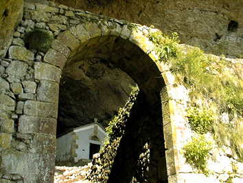 Tunnel et chapelle San Adrian