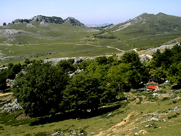 A gauche: cr�te de Zabalaitz, en face p�turages d'Urbia, en bas Arbelar.