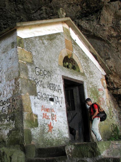 Hélas, les murs extérieurs de la chapelle sont souillés par des inscriptions en langue basque, inscrites à la peinture…