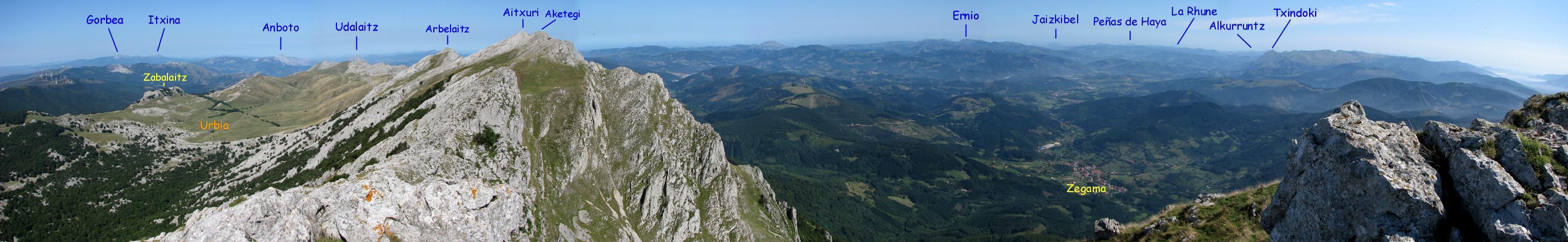 Vue panoramique depuis le sommet de l'Aizkorri.