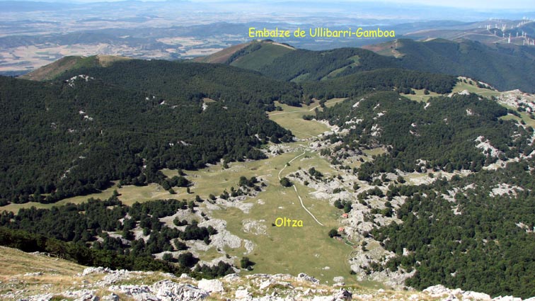 Le plateau de Oltza et le lac de ullibarri-Gamboa au fond.