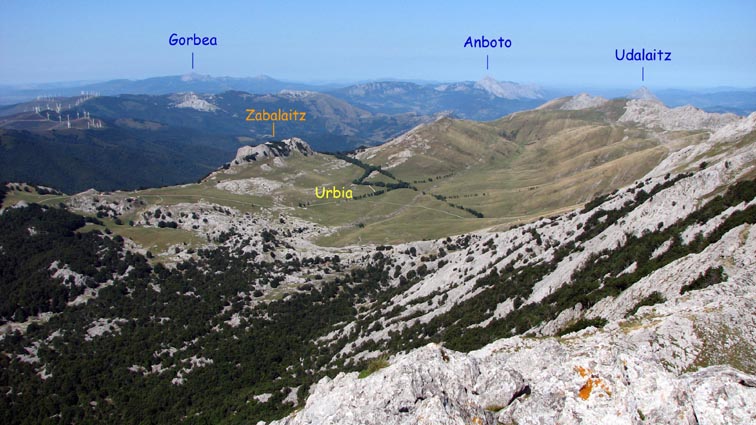 Le plateau d'Urbia, avec Gorbea, Anboto et Udalaitz à l'arrière-plan.
