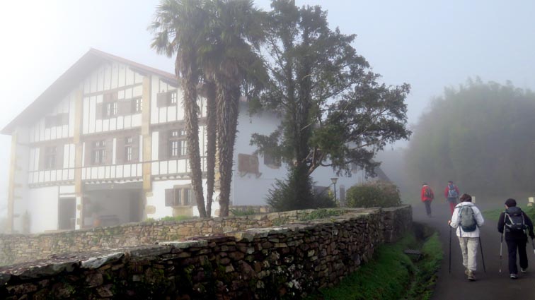 Nous sommes encore dans le brouillard lorsque nous passons devant la superbe maison "Aldun Berea"