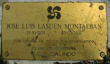 Une plaque scellée par les compagnons de "Jose Luis Lasuen Montalban", décédé à 66 ans en mars 2001.