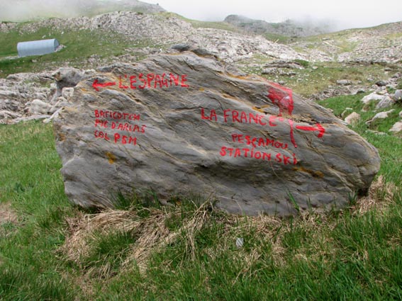Indications marquées en rouge sur une pierre fichée dans le sol